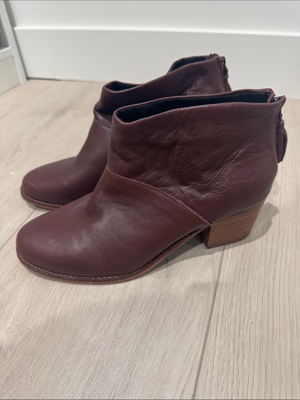 Toms size 9.5 Women's Brown Leather Ankle Booties with Block Heel